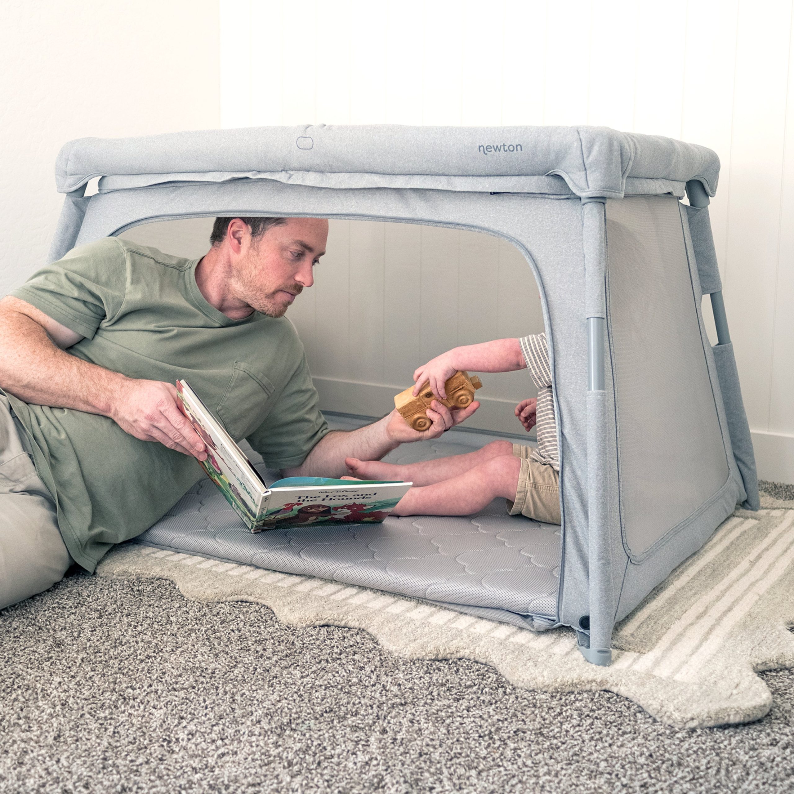 Bassinet & Bedside Sleeper + Deluxe Travel Crib - Image 12